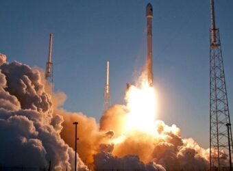 Tech this week: SpaceX rocket set to hit Moon and US consumers lose $770m in social media scams