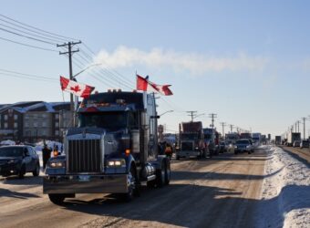 Trucker convoy opposed to COVID-19 vaccine mandates gets large greeting in Winnipeg