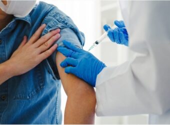 Study: Real-world serological responses to extended-interval and heterologous COVID-19 mRNA vaccination in frail, older people (UNCoVER): an interim report from a prospective observational cohort study. Image Credit: Tirachard Kumtanom / Shutterstock.com
